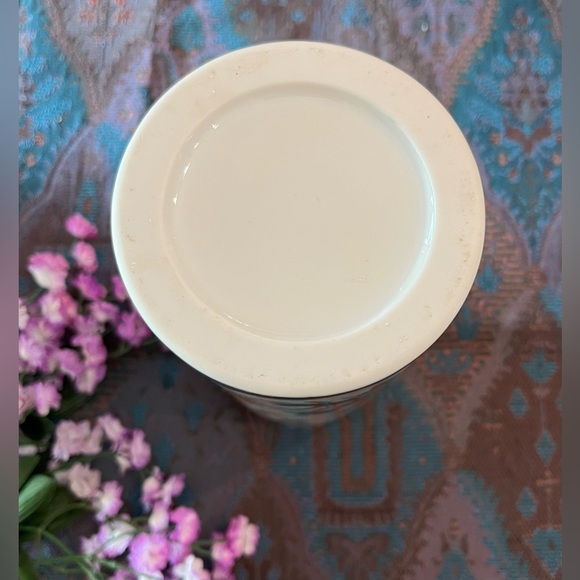 White Modernist Rippled or Crocodile Textured 11” Vase or Decor - Picture 11 of 11